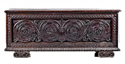 Carved valnut Chest, Renaissance italian of 16th century